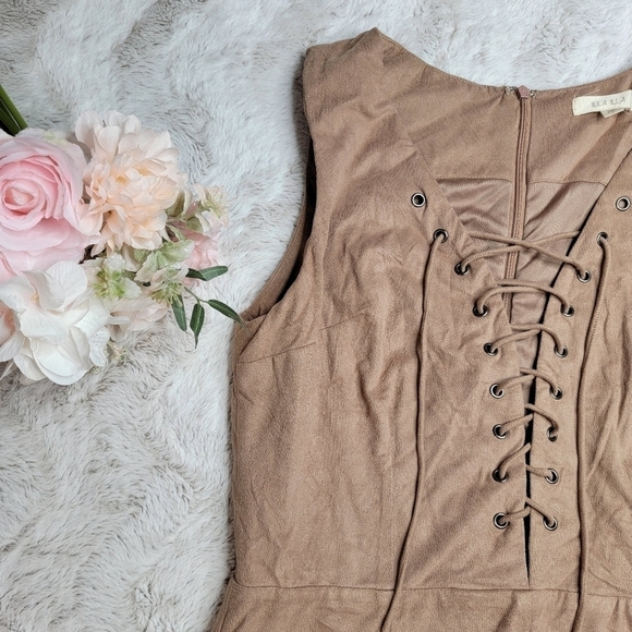 ✨️CL Illa Illa Tan Soft Sleeveless Lace Up Detail Romper Size L - Picture 4 of 13